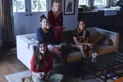 I'm back bitches.-A  Pretty Little Liars♡B26,Spoby Shipper. Matty and Jenna ♡ KarmyArmy.The Salvatore brothers.