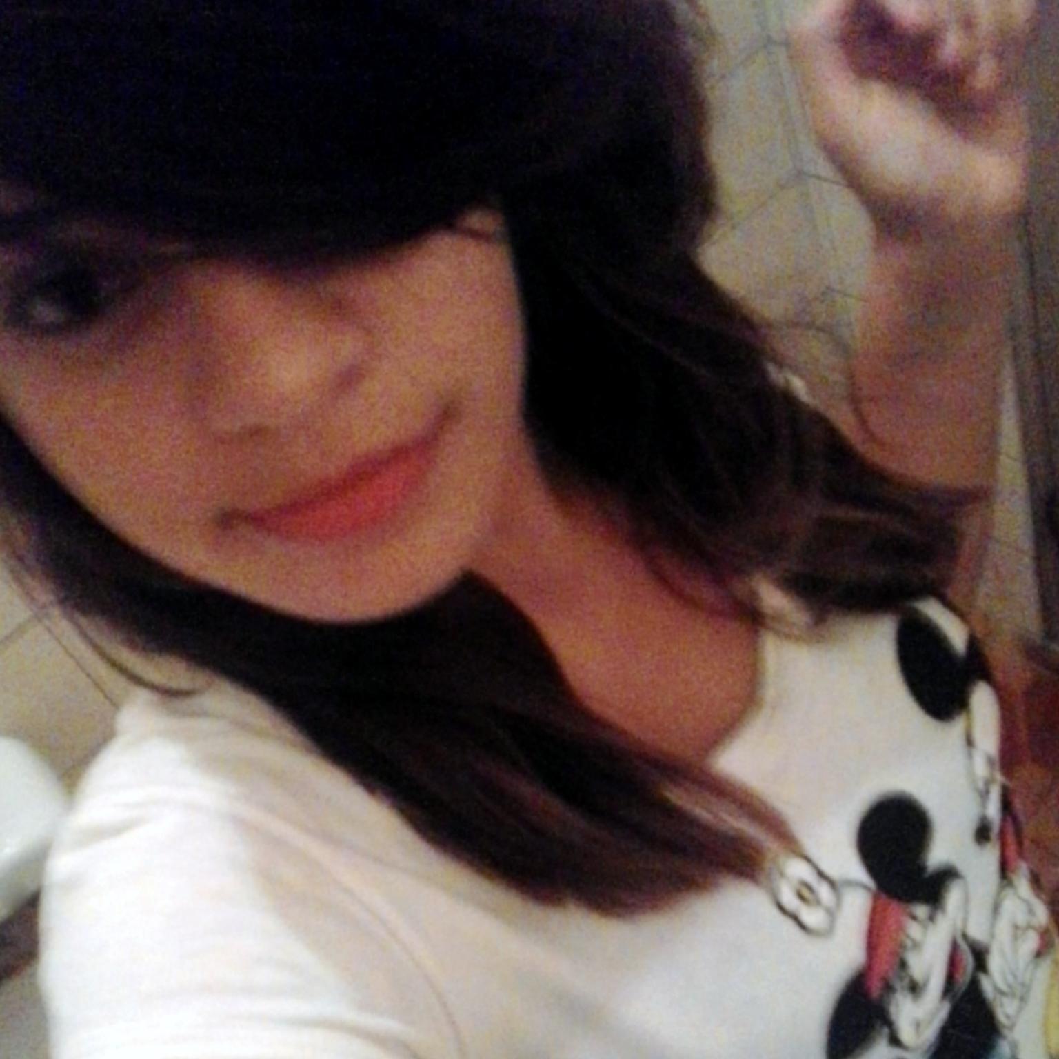 - A gαtiinhα dos cabeloos 'Escuros'
♥ Que trαz juntoo de sí muiito amoor ~/
- A pequenα priincezα cheiiα de amiigoos'
♀:Mais sempre No estiloo swang ♥