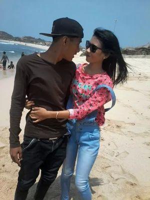kebahagiaaan seorang wanita di tangan pasangan tercinta .. ♡♥♡ Love you so much Diian Ottor :-* 08-08-2012 pacaran 19-09-2014 Tunangan :-*