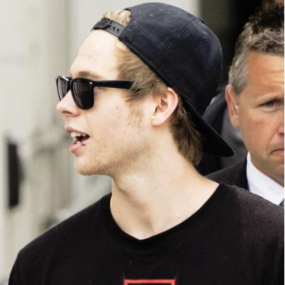 Free follow from @ohzarryhood ☺️Go follow her and ask for a follow back if you want a follow there x