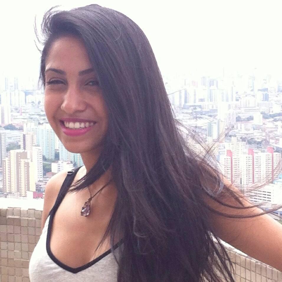 Futura publicitária ou talvez cantora, tudo depende.