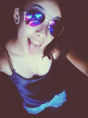 Você feliz de nascença, eu numa eterna tristeza Eu tento entender o mundo e você admira a beleza Você vem de meu amor e eu vou de minha princesa