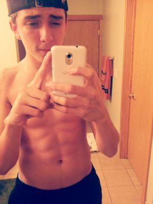 im zack , im 17 , i goto lths (lockport) i play basketball and anyother sports , i draw i guess  , Single , follow me i follow back :)