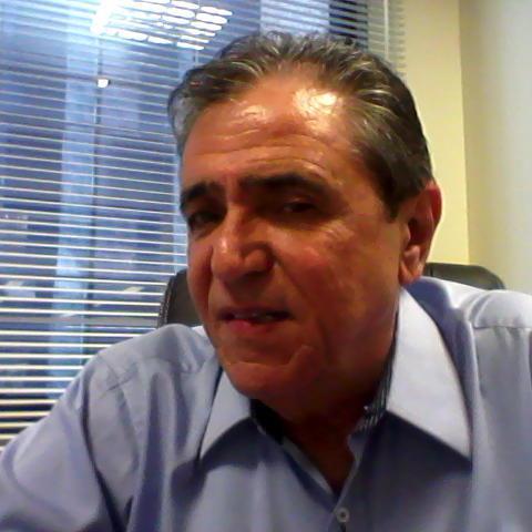 'AS PESSOAS SÃO SOLITÁRIAS PORQUE CONSTROEM PAREDES  AO INVÉS DE PONTES (  Joseph Newton ).