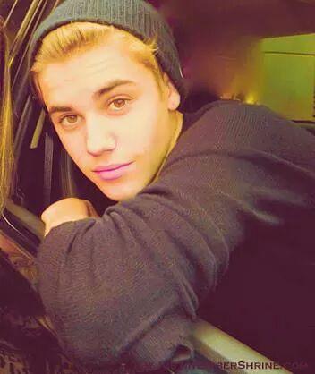 “Ninguém é melhor do que ninguém, quem somos por dentro é mais importante.” 
— Justin Bieber.