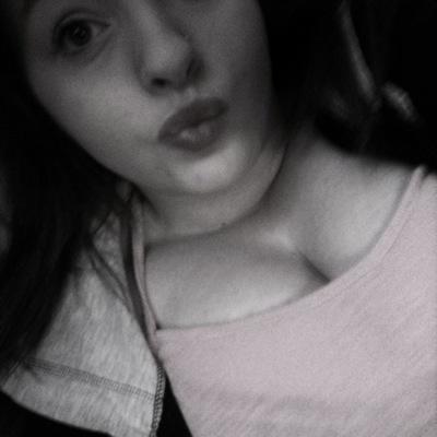 18 years old Brunette; natural blonde I LOVE NANDOS & pizza