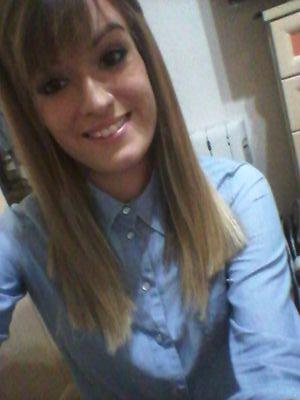 mmari_4's profile picture. Que el maquillaje no apague tu risa, que el equipaje no lastre tus alas ☆