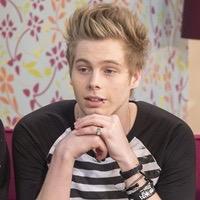 FOLLOW @GRINNINGLRH SHE GAVE YOU A FREE FOLLOW I LOVE YOU