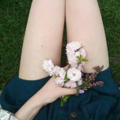 J'étais sortie de cette sphère, jusqu'au jour ou Mia et Cat sont revenus. || Mia, Cat, Deb, Sue. || 16 ans, 1m65 et trop kilo. ||