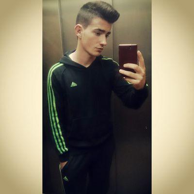 Viviendo la vida a tope y afrontando los problemas con una sonrisa. La musica y fiesta mi desahogo.Disfrutando dia a dia desde el primer momento!!