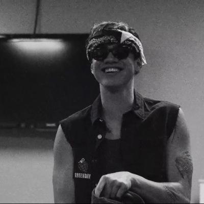 hey guys this is a free follow for being in this fandom❤️ plz do me one fav in return and that's go tweet & help trend this tweet please ⬇️⬇️⬇️⬇️