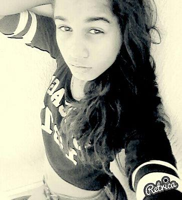 amo pizza,gosto de jogar futebol e de outras varias coisas meus cantores e grupos favoritos são BTS ,FLY ,1D e P9, BTR , Austin Mahone,Demi e Justin Bieber..