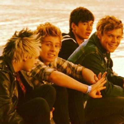 Turn notifications on to know when we are doing DMs! Claire | Rachael | Noe | Roe access to 5/4 1d, 5/4 5sos, 6/5 janoskians, 5/4 the vamps, 6/5 5h and more