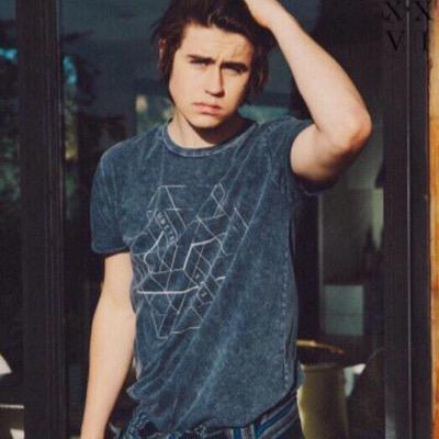 follow @quitenash and turn her notifis on for a dm to nash grier