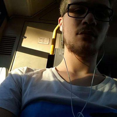 L'inutilità dei miei tweet è estrema, ma la buona musica non manca mai. Musicista, studente e nulla facente della periferia di Torino