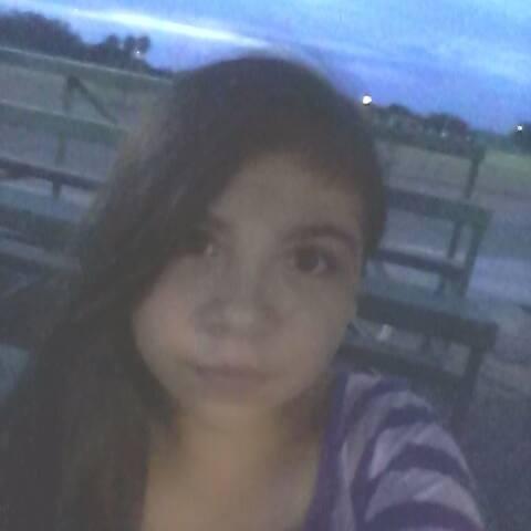 reynakarina10's profile picture. 