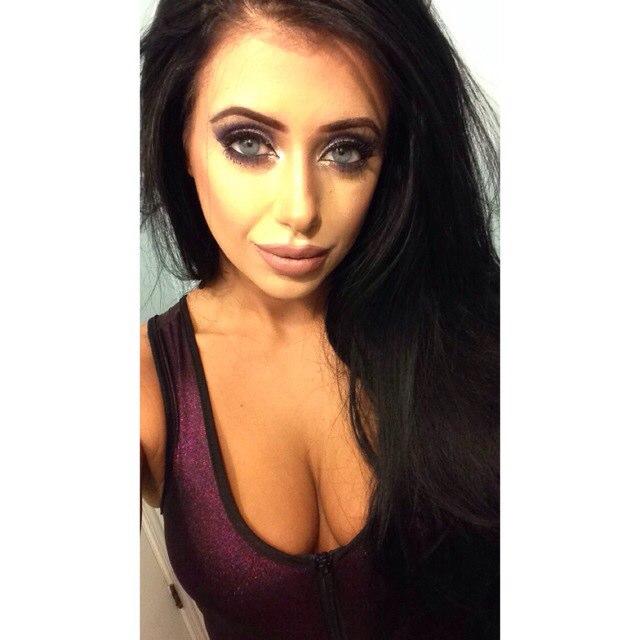 Freelance MUA .. beauty blogger and you tuber! FOLLOW ME FB: Ashlynne Roels INSTAGRAM: Ashlynnemelanie154 EMAIL:ashlynne.melanie15@gmail.com