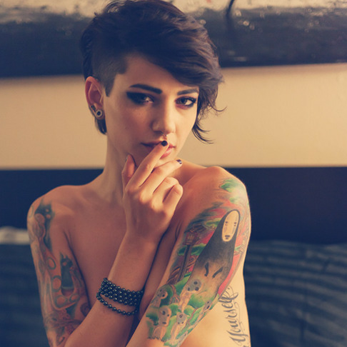 AngelSmiling13's profile picture. 18. Ángel de alas rotas que no deja de soñar, Reina y señora de la soledad. Escritora de mi propia historia.