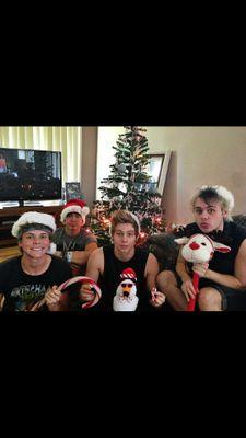 5SOSAndYourself's profile picture. trynna make a big smile on your beautiful faces because you all deserves it.