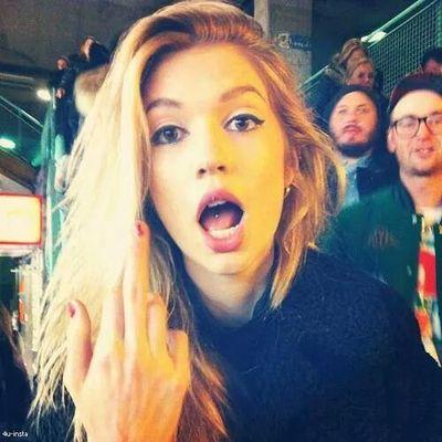 Twitter criado para as inimigas. (; 
sigam. Estou criando o twitter agora. 
vamos ter varias frases e fotos legais para você usar contra as inimigas! (;