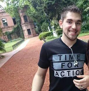 Pastelero profesional, Estudiante de Lic.en sistemas en la unla Trabajo en el Hipódromo de Palermo