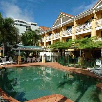 Self catering one and two bedroom apartments with full kitchens, laundries and a view out over the Esplanade to the Coral Sea 0740318333
