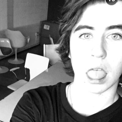 follow @bottlesofgrier((: she'll follow back!