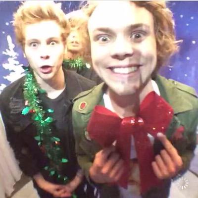 Follow @5sosSextapes and @SOSEmpireUpdate .... RT tweet https://t.co/NHEAD41ndx