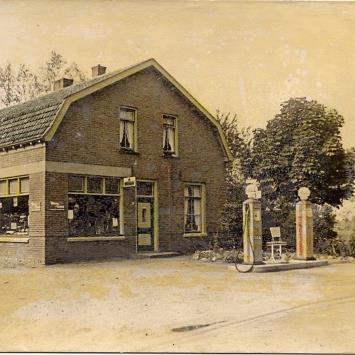 Tankstation te Harskamp met Soft Care autowasstraat, 2 autowasboxen en stofzuiger. Ruim assortiment in onze Peut Winkel.