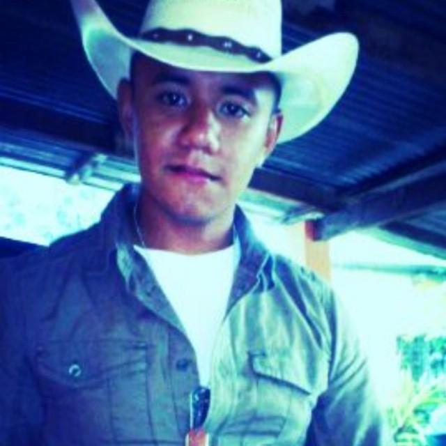 y entre mis brazos sabras que para mi la unica eres tu... que el despertar a buestro lado es lo único que importa ...