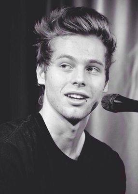 5SOS literally has ruined my life. The four attractive motherfucking idiots have all the right to fuck me anywhere, anytime. The band basically rule - 0/4
