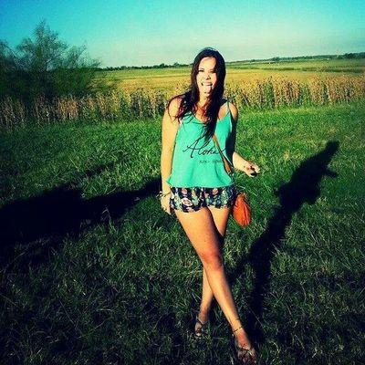 esmi_ltm's profile picture. La frente muy alta, la lengua muy larga y la falda muy corta.