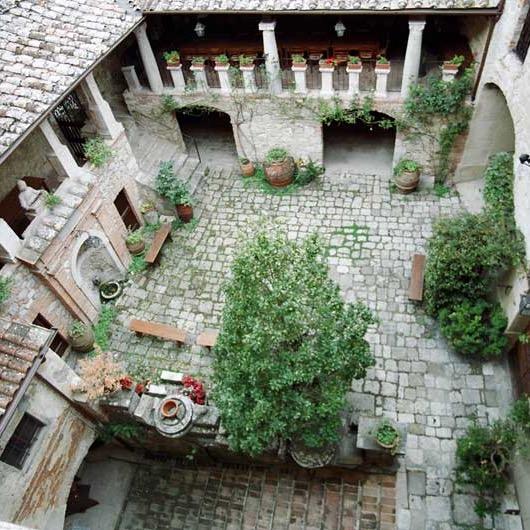 Chiostro del XV sec che offre un piccolo ristorante nella suggestiva terrazza con piatti che cambiano settimanalmente, e sul cortile troviamo Win Bar e Bottega