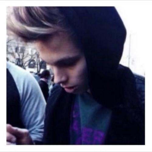 Follow @5sosupdateww_ for 5sos updates