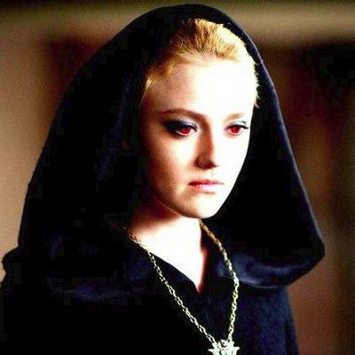Sádica en extremo. Metódica y sarcástica, odio la vida humana. Rencorosa y vil del clan de lo vulturi.