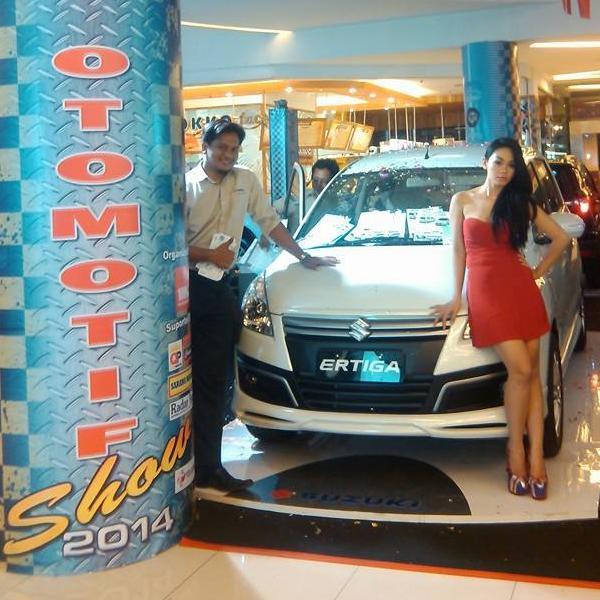 senang bila bisa membuat org tersenyum dan bahagia