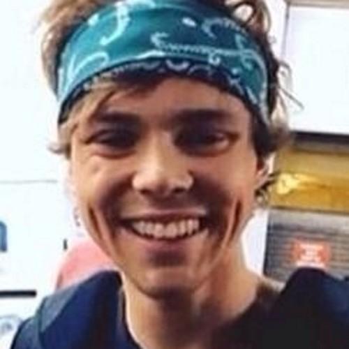Follow @5sosupdateww_ for 5sos updates