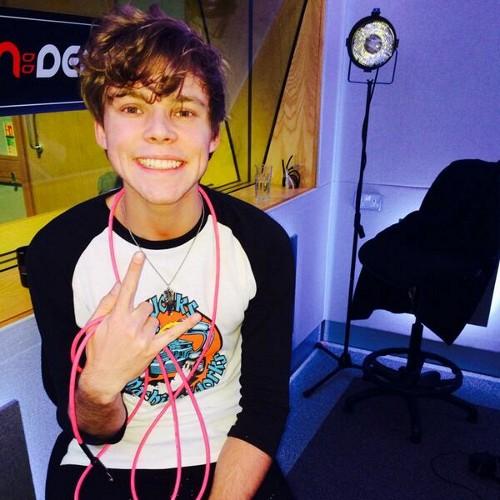Follow @5sosupdateww_ for 5sos updates