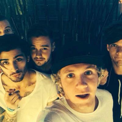 HIIIII I JUST GAVE YOU A FREE FOLLOW PLEASE FOLLOW @thosebandsxx THANK YOU XX HAVE A NICE DAY
