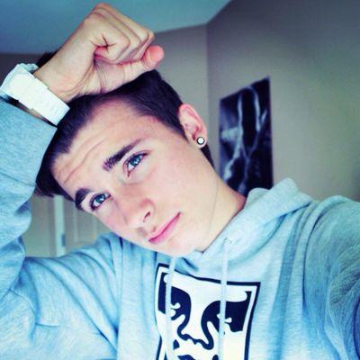 Christian||single||musica||18||etero.    fammi ridere perche' di piangere non ne ho piu' voglia.