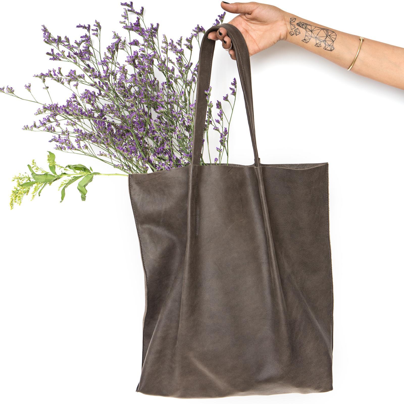 My name is Emili, 32, a mother of three sweet children. Bags & Purses designer.