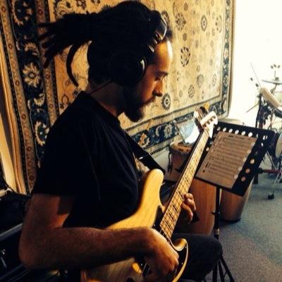 Just a random italiang guy hanging around Sydney with a Jazz Bass, a Doublebass and a Canon -