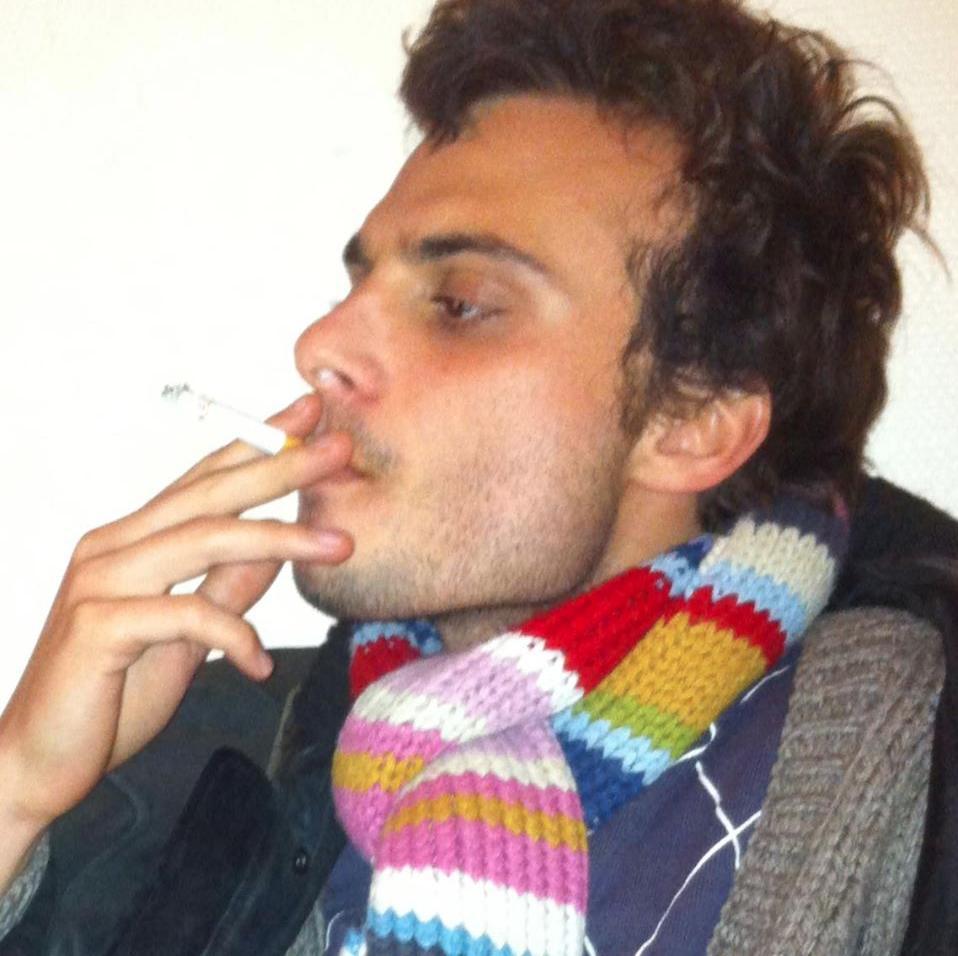 Amor, ch'a nullo amato amar perdona,
mi prese del costui piacer sì forte,
che, come vedi, ancor non m'abbandona.