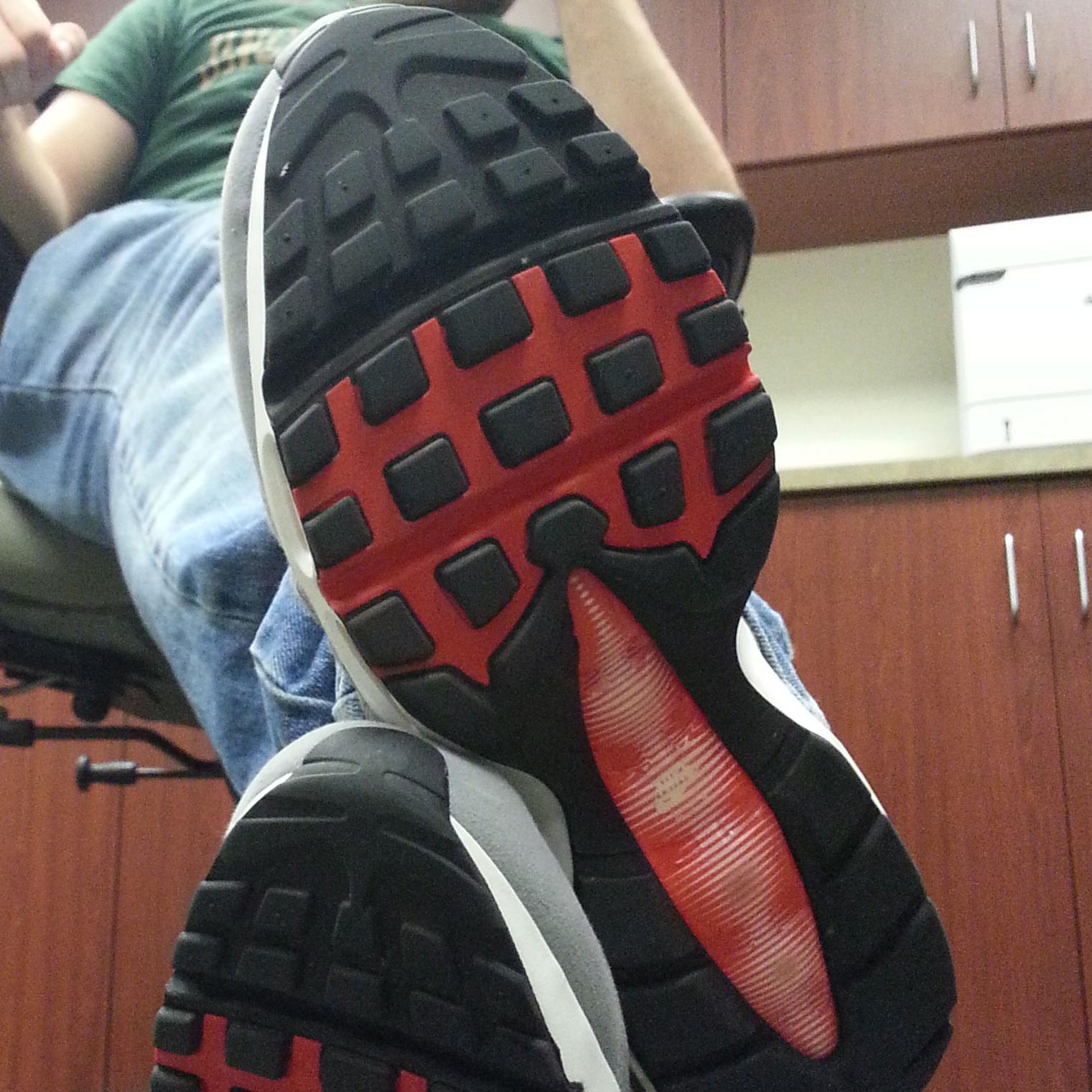 Into sneaks, boots, and bondage. Boyfriend and sneaker licker of @jakewolf0.