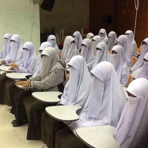 tak kisah la brape lama kita hidup n bla kita akan mati.tapi apa yang patut kta kisah,bagaimana kita hidup n bagaimana kita akan mati.ALLAH ALLAH.....