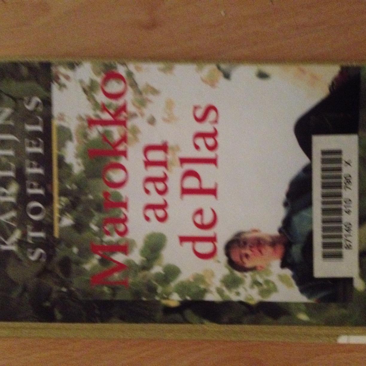 titel boek:Marokko aan de plas                 schrijfster:Karlijn Stoffels          ik ben in het echt: Lekan Onasanya