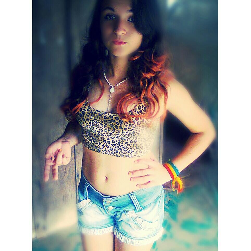 KellyZenny's profile picture. ♥  • Sou α gαrotiinhα imperfeitα, αqueela queê chorα de dor, αqueêlα queê ja sofreu poor αmor, αqueelα que sαbe se αrrepender     ♥   ♥