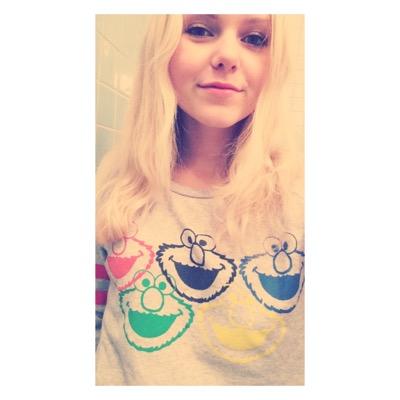 FridaSmilex's profile picture. questioning my old tweets