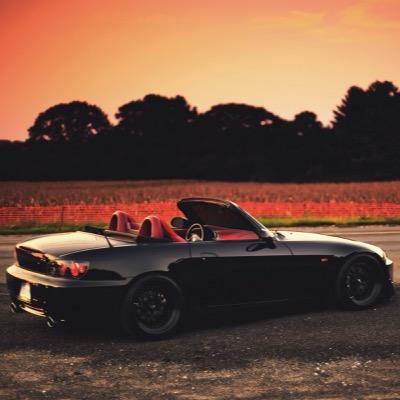 Twitterの公式モバイルアプリケーションvineから選りすぐりの車の動画を紹介していきます。車の挙動や音と共にお楽しみください。