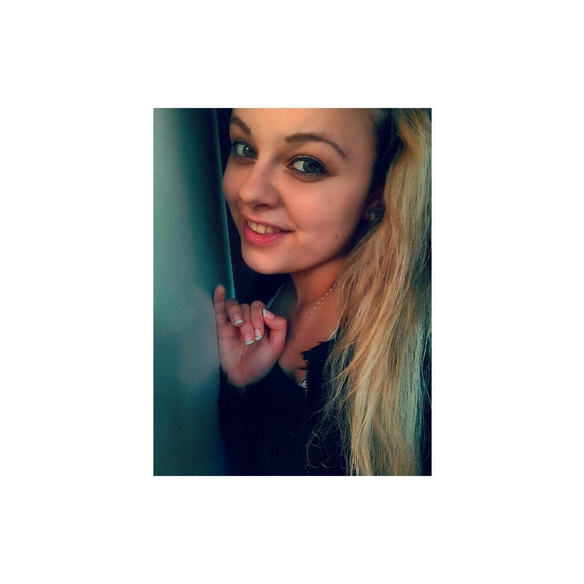 Instagram : xrhodew  Snapchat : xrhodew   Enjoy the little things in life ❤♥